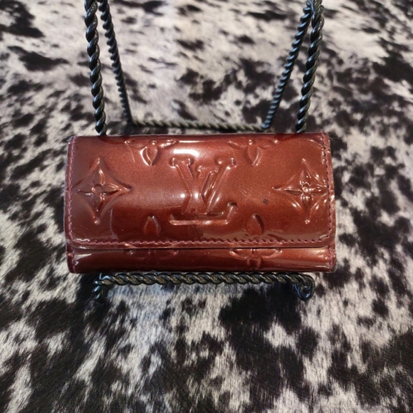 Authentic Louis Vuitton Vernis Burgundy 4 key Holder 🔑 👌 ✨️ - Picture 1 of 7